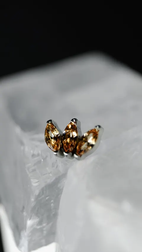 Labret tytanowy 'marquess champagne'