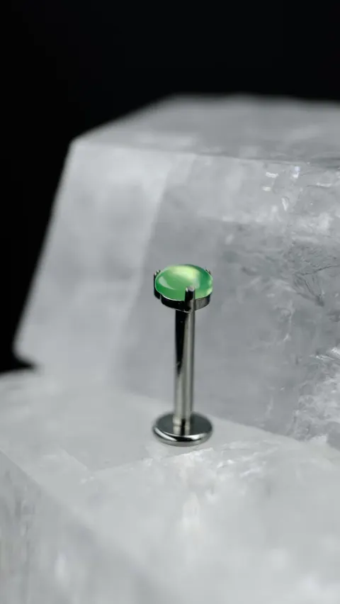 Labret tytanowy 'prong green jade'