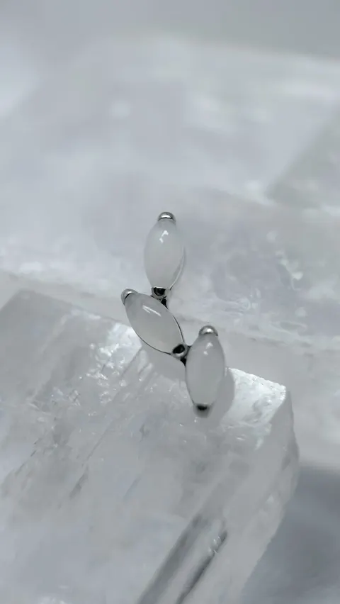 Labret tytanowy 'harvest white jade'