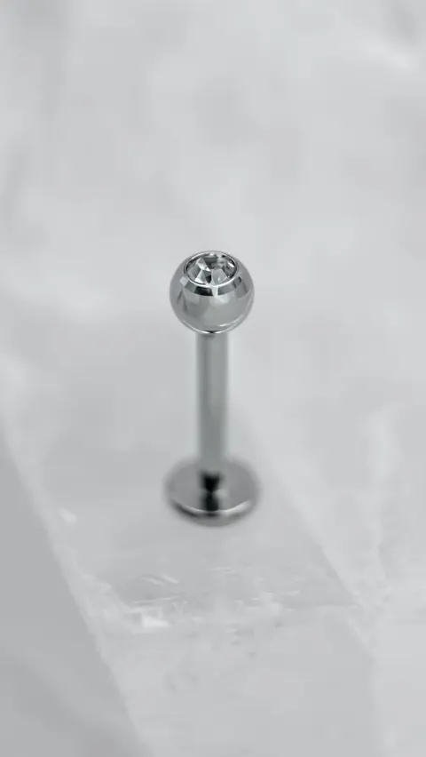 Labret tytanowy z gwintem zewnętrznym 'crystal'