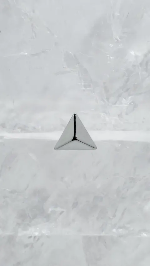Labret tytanowy 'piramide'