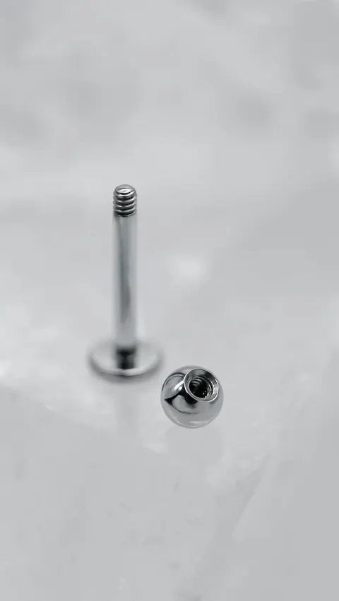 Labret tytanowy z gwintem zewnętrznym