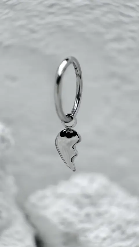 Tytanowe kółko z zawieszką 'half heart'