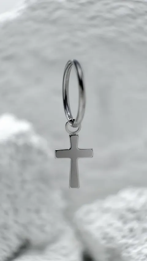 Tytanowe kółko z zawieszką 'cross'