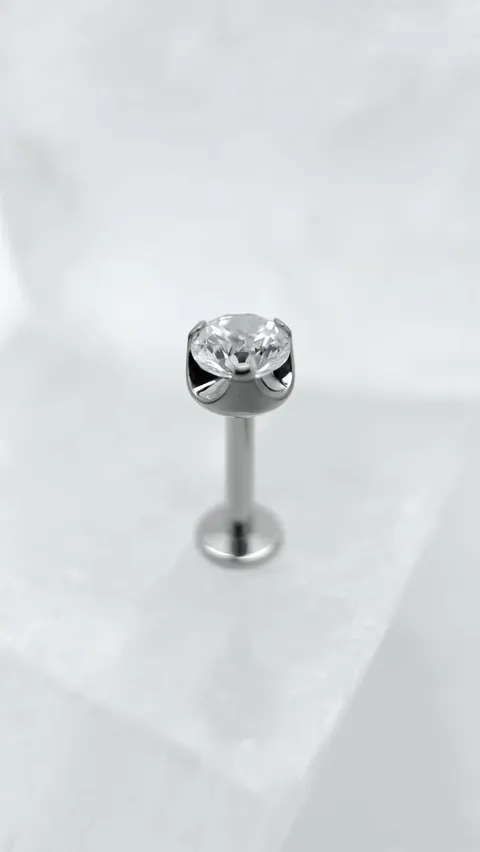 Tytanowy labret 'princess cut clear'