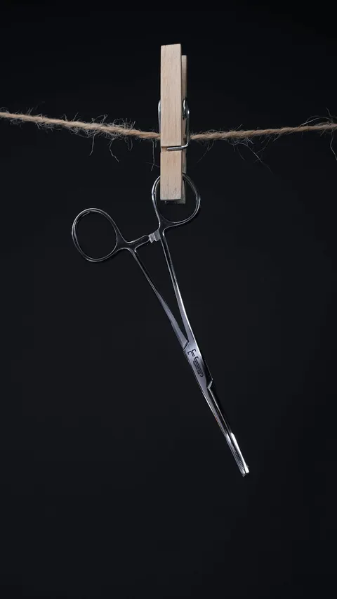 Szczypce do piercingu z dużą otwartą trójkątną końcówką