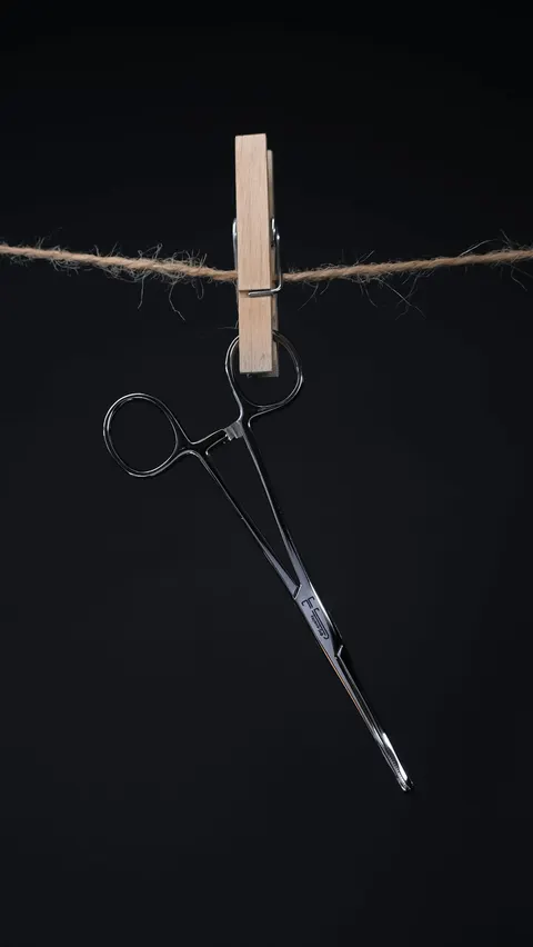 Szczypce do piercingu z małą otwartą trójkątną końcówką