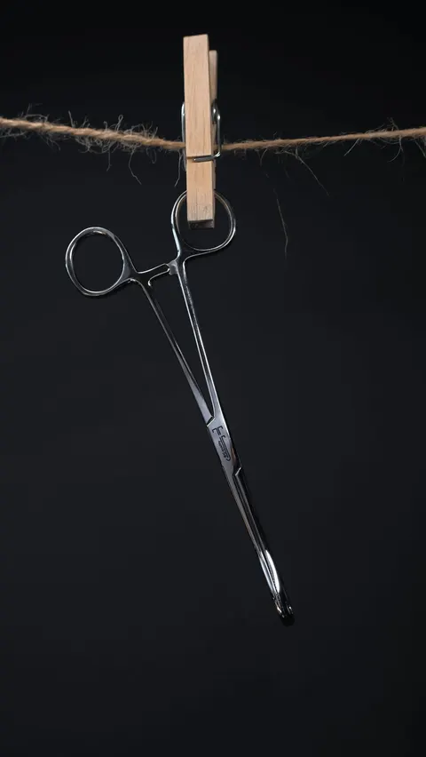 Szczypce do piercingu z dużą okrągłą otwartą końcówką