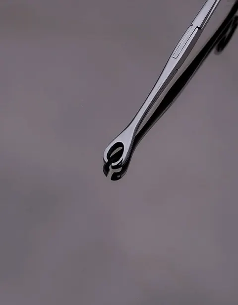Szczypce do piercingu z małą okrągłą otwartą końcówką
