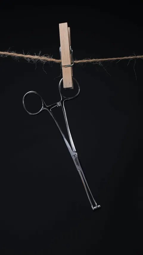Szczypce do piercingu tragus