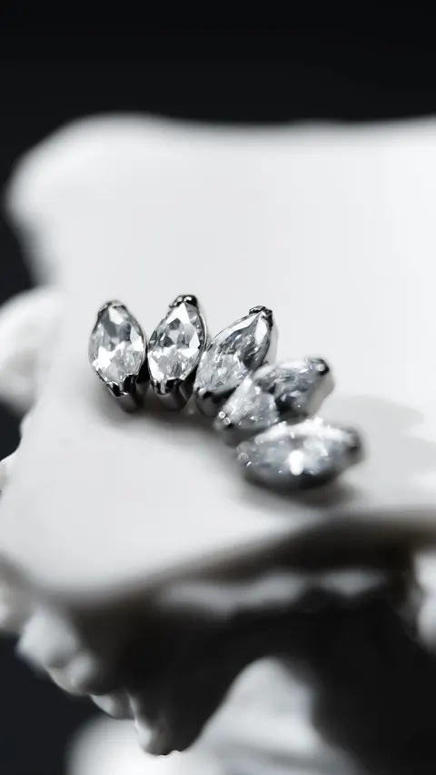 Labret tytanowy 'marquess 5 stones'