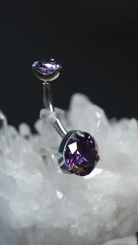 Tytanowy kolczyk do pępka 'navel crystal purple'