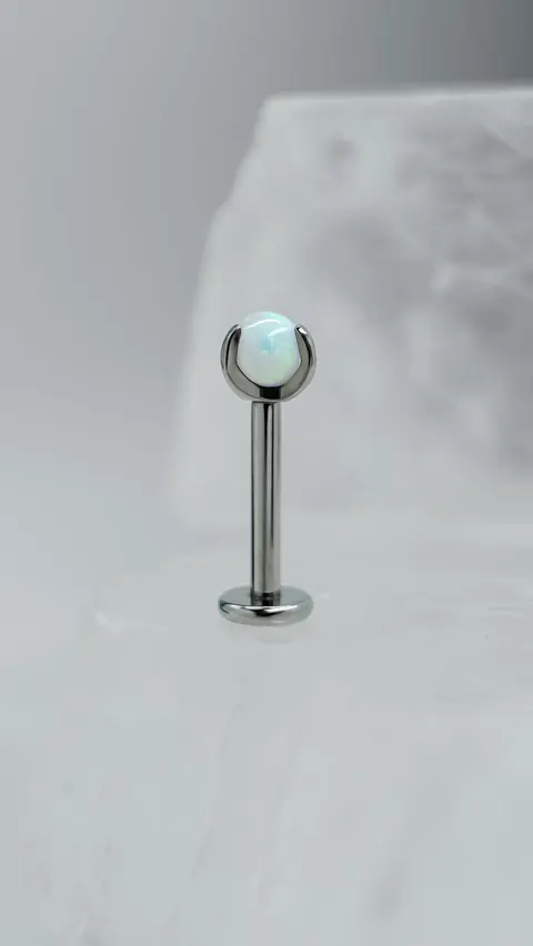 Labret tytanowy 'white opal prong set'