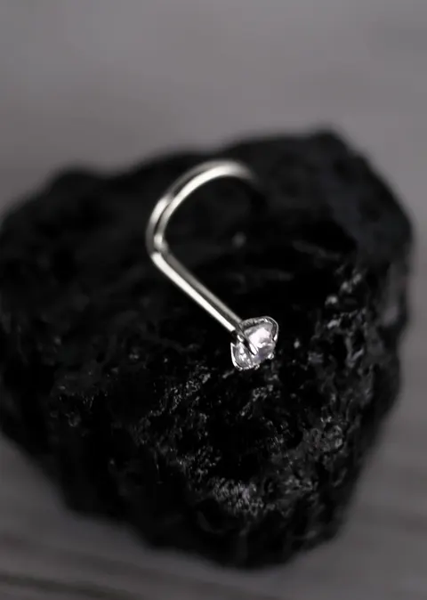 Tytanowy kolczyk do nosa 'nostril prong set'
