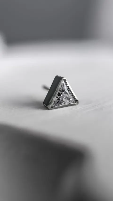 Tytanowy labret push in 'crystal triangle'