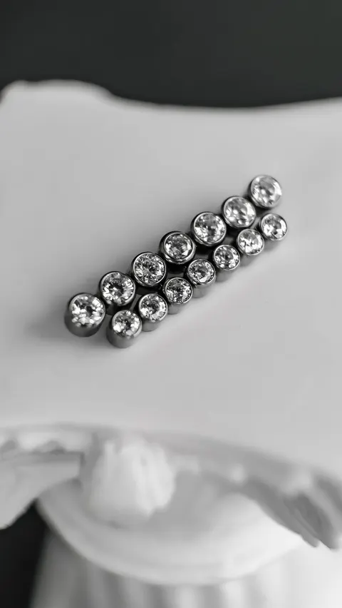 Labret tytanowy 'cluster queen'