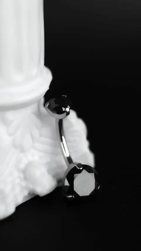 Tytanowy kolczyk do pępka 'navel crystal black'