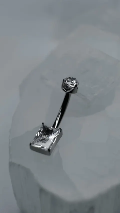 Tytanowy kolczyk do pępka 'navel crystal rectangle'