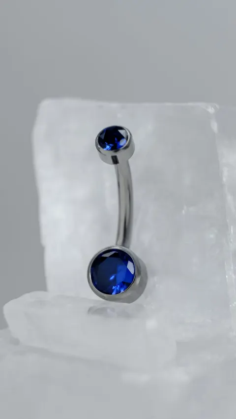Tytanowy kolczyk do pępka 'navel micro blue'