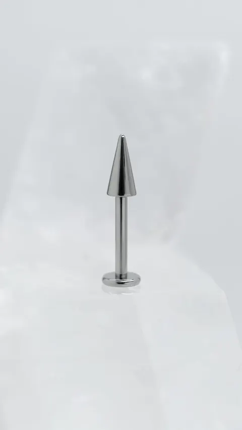 Labret tytanowy 'spike medium'
