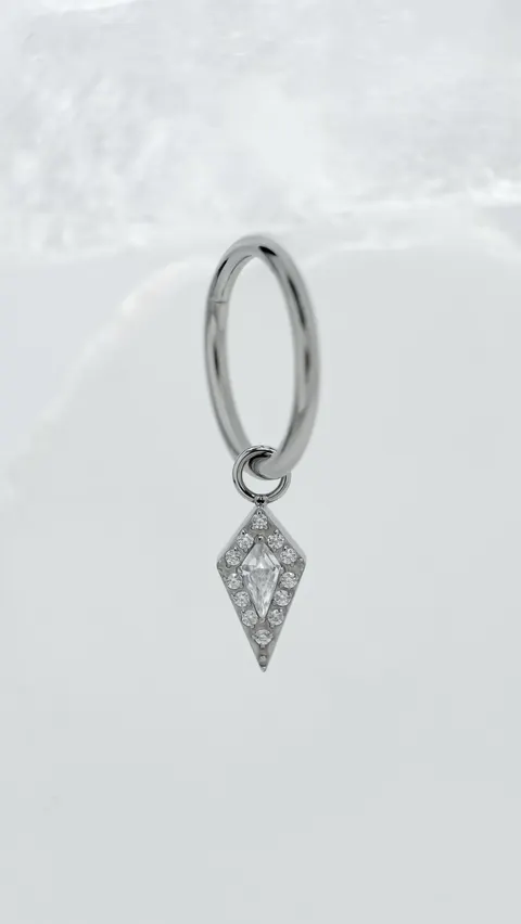 Tytanowe kółko z zawieszką 'crystal lozenge'