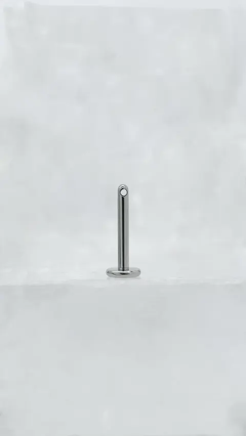 Pręt tytanowy z gwintem wewnętrznym 'labret side hole'