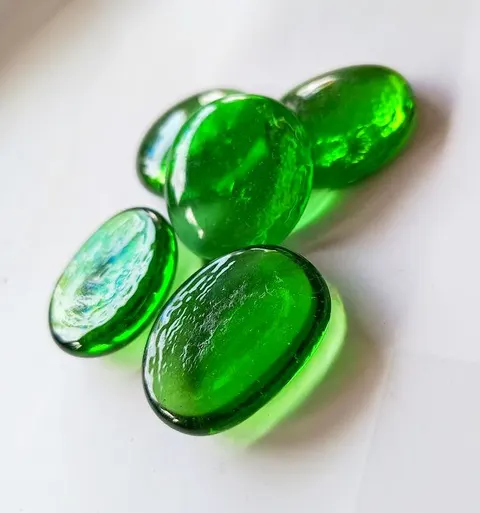 Kaboszony szklane duże zielone transparentne 30–40 mm