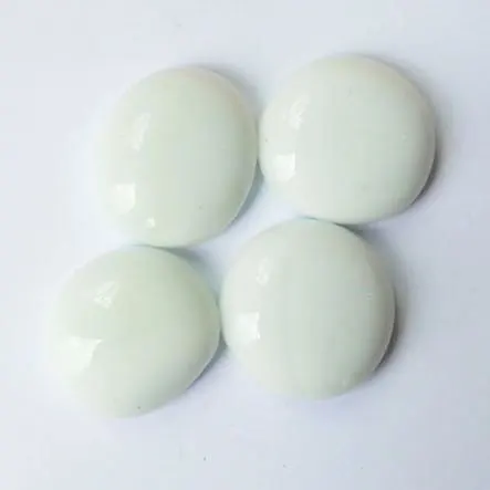 Kaboszony szklane białe opalowe 30–40 mm.