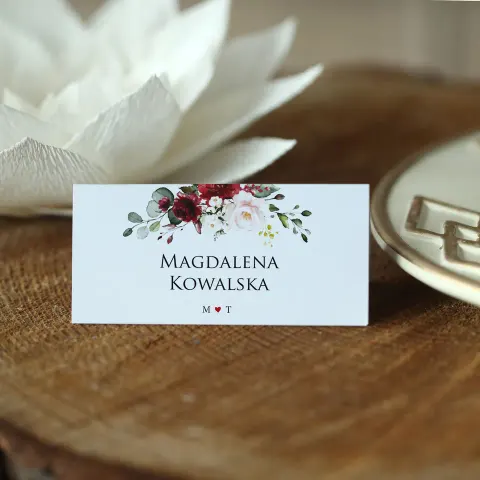 Winietki z grafiką bordowych kwiatów i inicjałami pary młodej