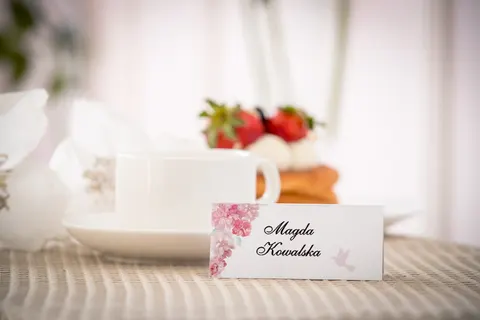 Biało różowe eleganckie winietki na chrzest z peoniami