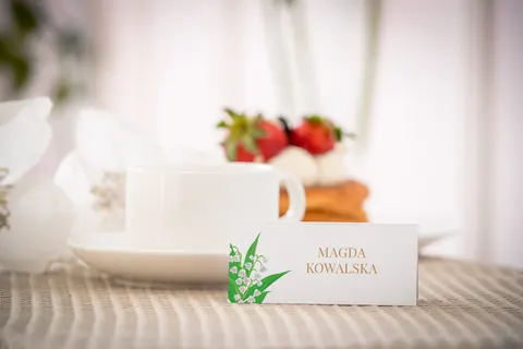Biało zielone eleganckie winietki na chrzest z konwaliami