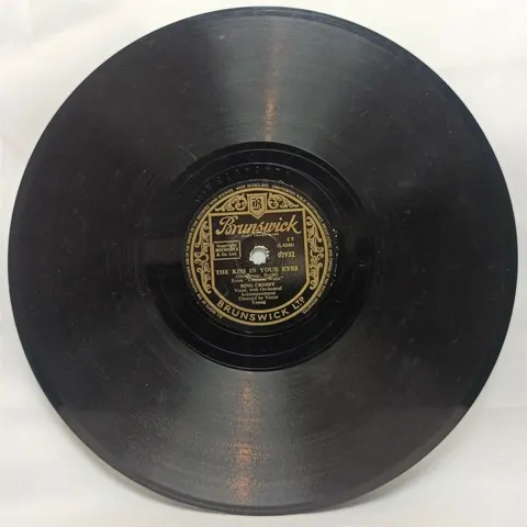 Bing Crosby: Friendly Mountains/The Kiss In Your Eyes 3932 Brunswick