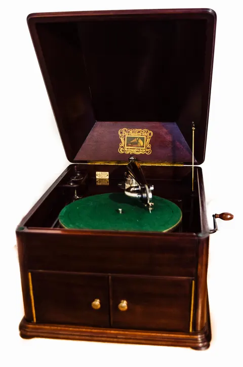 Biurkowy gramofon HMV model nr 9 w pięknej skrzyni
