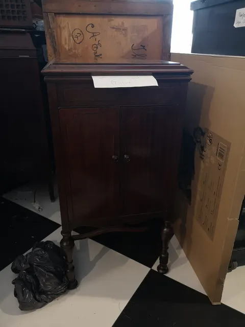 Gramofon słupkowy HMV 156