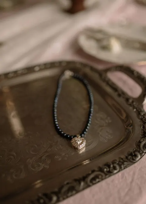 Naszyjnik z pereł ze srebrnym medalionem AMORE