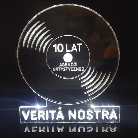 Podświetlana statuetka z grawerem – personalizowana statuetka LED