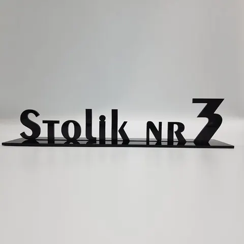 Czarna numeracja stolików weselnych – tabliczki z numerem stołu