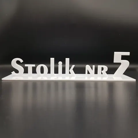 Biała numeracja stolików weselnych – tabliczki z numerem stołu