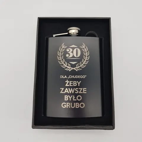 Elegancka piersiówka z grawerem – personalizowany prezent