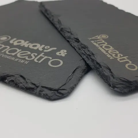 Łupkowe talerze z grawerowanym logo – personalizowane talerze