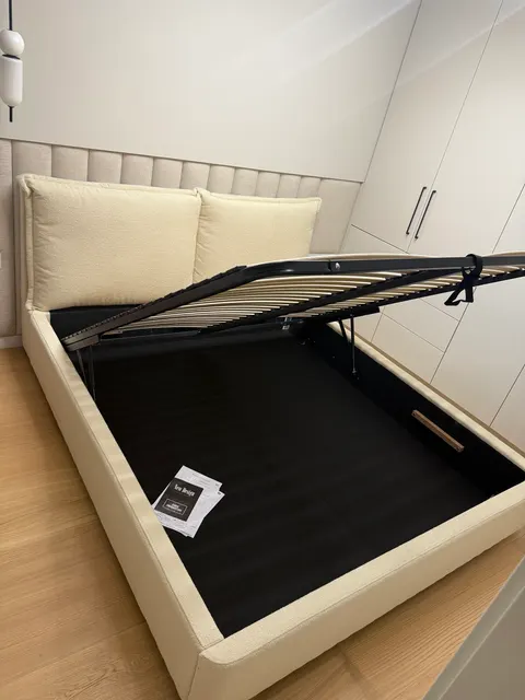 Łóżko tapicerowane Pillows z poduszkami
