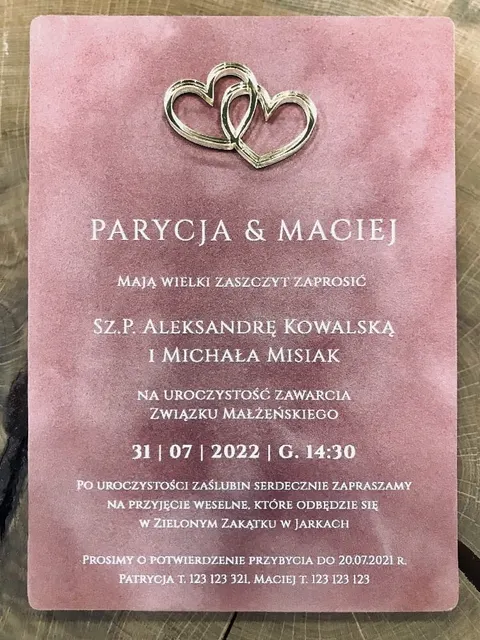 Welurowe zaproszenia ślubne na pleksi - serca
