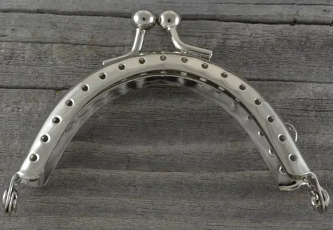 [k0121] Klasyczne bigle do torebki srebrne 72*49mm