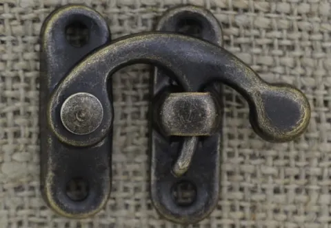 [k0808] Duże zamknięcie do szkatułki brąz 43*37mm