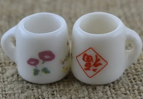 [61451] Miniaturowy kubek ceramiczny kwiaty różowe