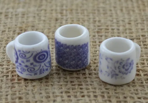 [61403] Miniaturowy kubek ceramiczny z granatowym nadrukiem mix
