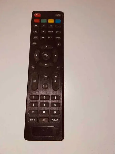Pilot do telewizora czarny