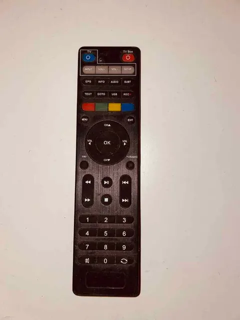 Pilot do sterowania TV Boxem czarny