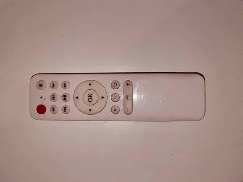 Biały pilot do wieży stereo