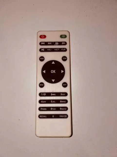 Biały pilot do odtwarzacza wieży stereo
